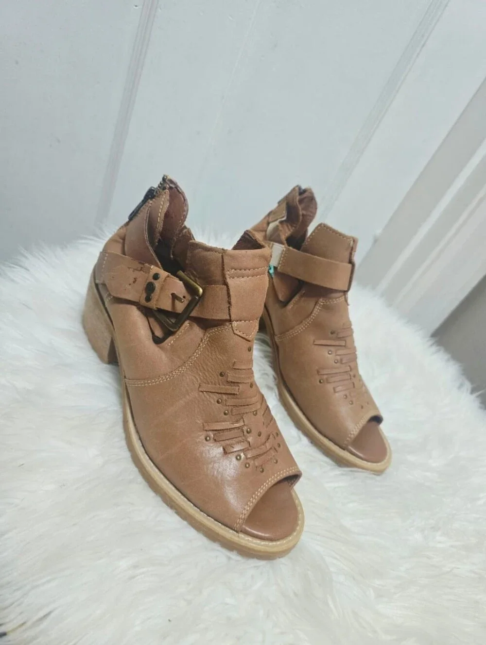 Caterpillar Cat Ankle Tan Leather Boot Buckled Strap and Cut-out Sz 8.5